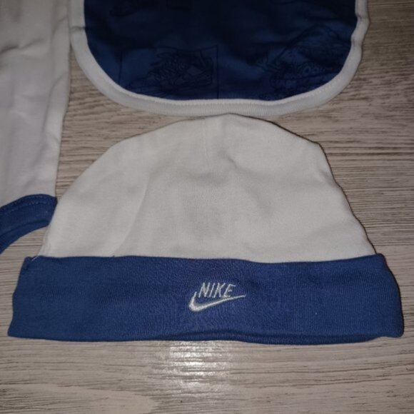Nike Baby Bodysuit Bib Hat Newborn Gift Set - Picture 4 of 6